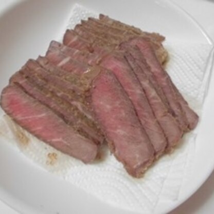 安い牛肉で作ったので、ちょっと筋っぽいですが、ローストビーフだと薄く切るので、筋っぽさも気にならなくて美味しく頂けました❤